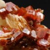Vanadinite rouge sur baryte crêtée, Mibladen, Maroc.