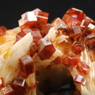 Vanadinite rouge sur baryte crêtée, Mibladen, Maroc.