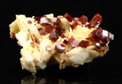 Vanadinite gemme sur baryte, Mibladen, province de Midelt, Maroc.