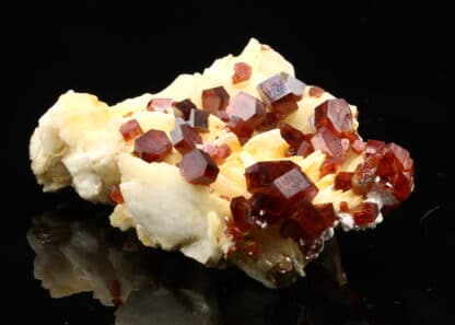 Vanadinite gemme sur baryte, Mibladen, province de Midelt, Maroc.