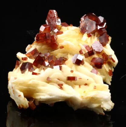 Vanadinite gemme sur baryte, Mibladen, province de Midelt, Maroc.