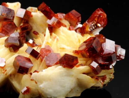 Vanadinite gemme sur baryte, Mibladen, province de Midelt, Maroc.