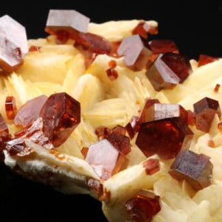 Vanadinite gemme sur baryte, Mibladen, province de Midelt, Maroc.