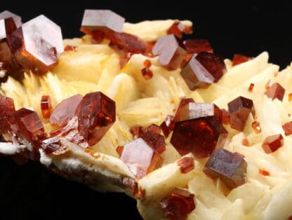 Vanadinite gemme sur baryte, Mibladen, province de Midelt, Maroc.