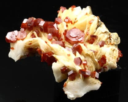 Vanadinite sur baryte, Mibladen, province de Midelt, Maroc.