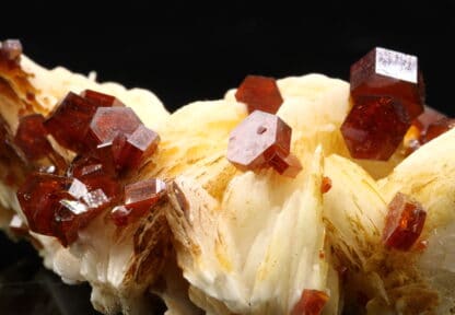 Vanadinite rouge sur baryte crêtée, Mibladen, Maroc.