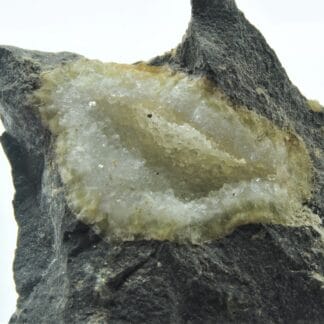 Quartz sur Calcédoine, Plage d’Etretat, Seine-Maritime, Normandie.