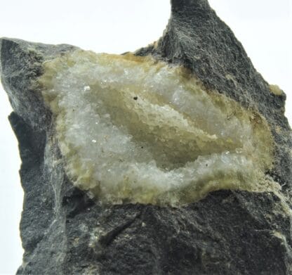 Quartz sur Calcédoine, Plage d’Etretat, Seine-Maritime, Normandie.