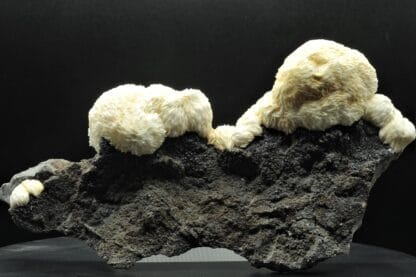 Baryte en pompons sur Sphalérite (Blende), Les Cèdres, Mine des Malines, Gard.