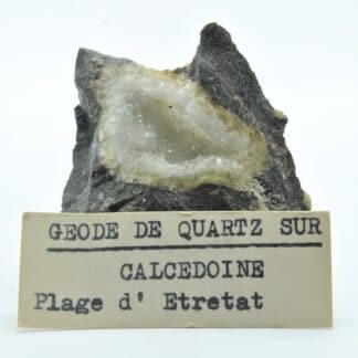 Quartz sur Calcédoine, Plage d’Etretat, Seine-Maritime, Normandie.