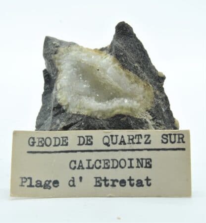Quartz sur Calcédoine, Plage d’Etretat, Seine-Maritime, Normandie.