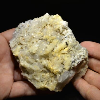 Pyrite (cristal allongé), ilménite et quartz, Plan du Lac, Isère.