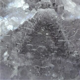 Fluorine mauve (Fluorite) en pyramide aztèque, Mine de Fontsante, Var.