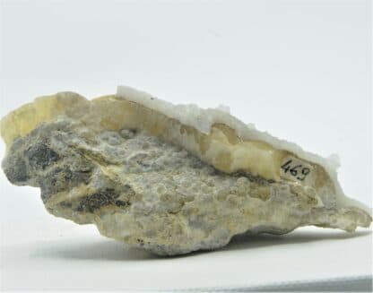 Gyrolite et Aragonite, Châteaugay, Puy-de-Dôme, Auvergne.