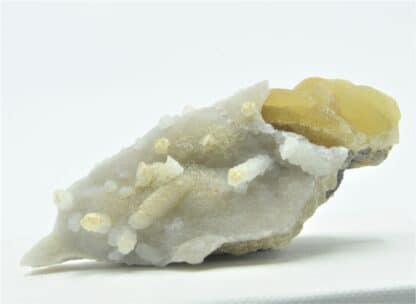 Gyrolite et Aragonite, Châteaugay, Puy-de-Dôme, Auvergne.