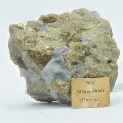 Calcite bleue et Vésuvianite, Monzoni, Tyrol, Italie.