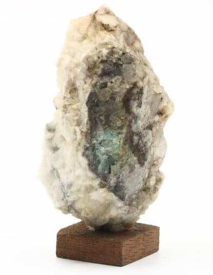 Chalcopyrite dans calcite et quartz, mine de Montels-Alzen, Ariège.