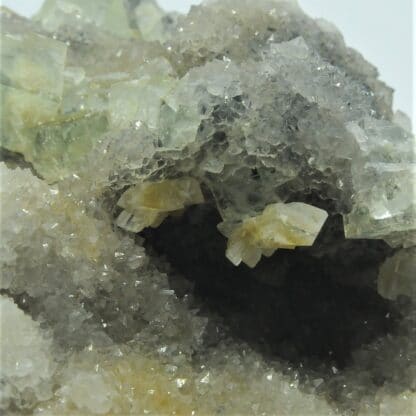 Fluorine bleutée, Barytine et Quartz, Le Barlet, Marsanges, Haute-Loire.