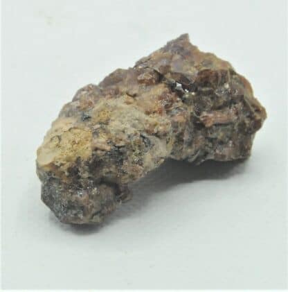 Niobite (Columbite) dans du Grenat Spessartite, Limoges, Haute-Vienne, Limousin.