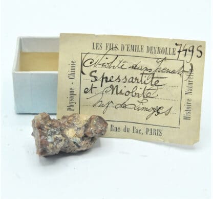 Niobite (Columbite) dans du Grenat Spessartite, Limoges, Haute-Vienne, Limousin.