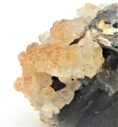 Hémimorphite blanche sur Cérusite, M’Fouati, Congo, Afrique.