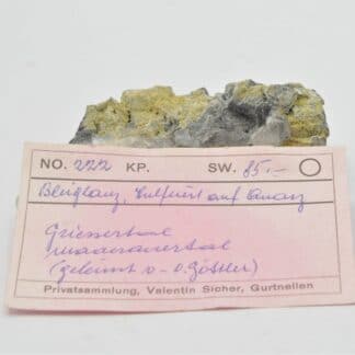 Wulfénite, Hydrocérusite, Galène et Quartz, Griessertal, Canton d’Uri, Suisse.