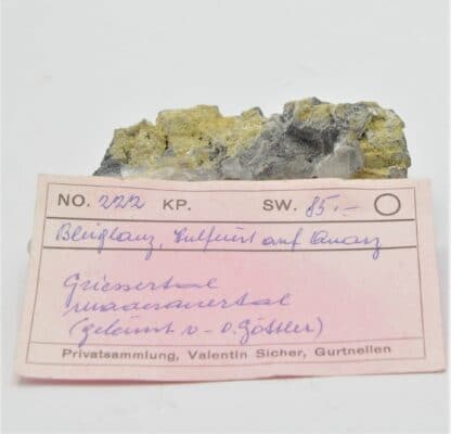 Wulfénite, Hydrocérusite, Galène et Quartz, Griessertal, Canton d’Uri, Suisse.