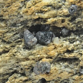 Cristaux de Rutile maclé en genou, Lercheltini, Binntal, Valais, Suisse.