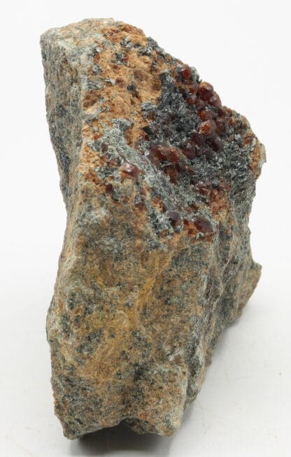 Grenat hessonite et clinochlore, minéraux de la vallée d'Aoste, Italie.