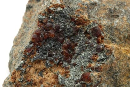 Grenat hessonite et clinochlore, minéraux de la vallée d'Aoste, Italie.