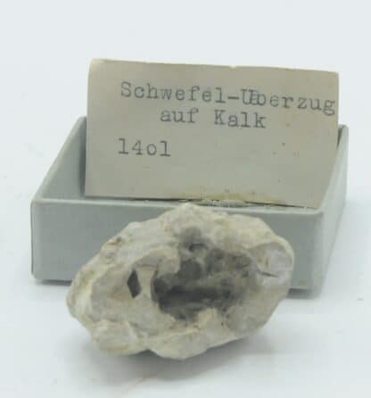 Lot de 8 minéraux anciens du musée Bally de Schönenwerd en Suisse.