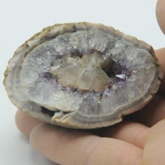 Amethystdruse, Calcit einschliessend in Achatkugel (Quartz, Calcite, Agate), Brésil.