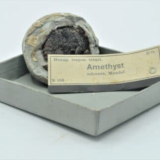 Amethyst schwarz (Quartz Améthyste) mandel, Musée Bally en Suisse.