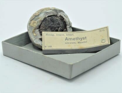 Amethyst schwarz (Quartz Améthyste) mandel, Musée Bally en Suisse.