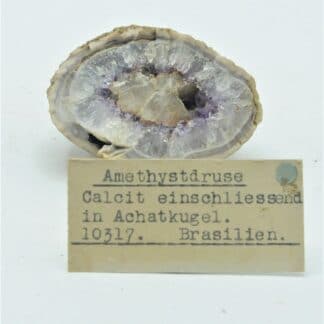 Amethystdruse, Calcit einschliessend in Achatkugel (Quartz, Calcite, Agate), Brésil.