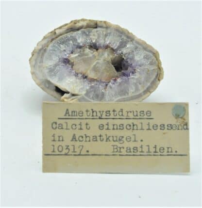 Amethystdruse, Calcit einschliessend in Achatkugel (Quartz, Calcite, Agate), Brésil.
