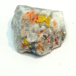 Tochilinite sur Orpiment et Réalgar, Lengenbach, Valais, Suisse.