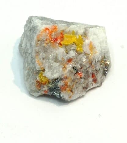 Tochilinite sur Orpiment et Réalgar, Lengenbach, Valais, Suisse.