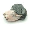 Franklinite sur Calcite rose, Mine Franklin et Sterling Hill, New Jersey, USA.