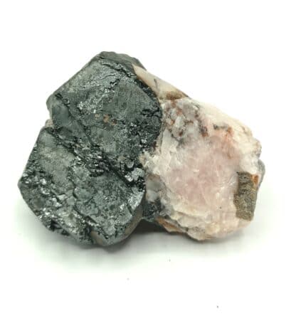 Franklinite sur Calcite rose, Mine Franklin et Sterling Hill, New Jersey, USA.