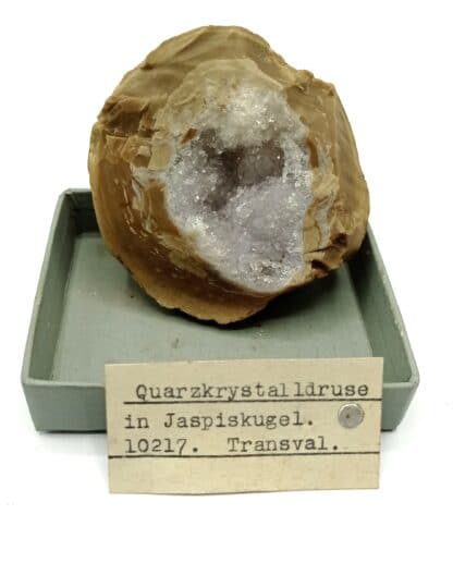 Quarzkrystalldruse (Quartz) in Jaspiskugel (Jaspe), Transval (Transvaal), Afrique du Sud.