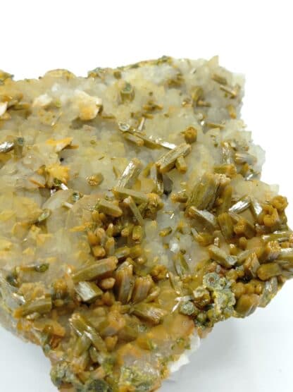 Pyromorphite sur Quartz, Mine des Farges, Ussel, Corrèze, Limousin.