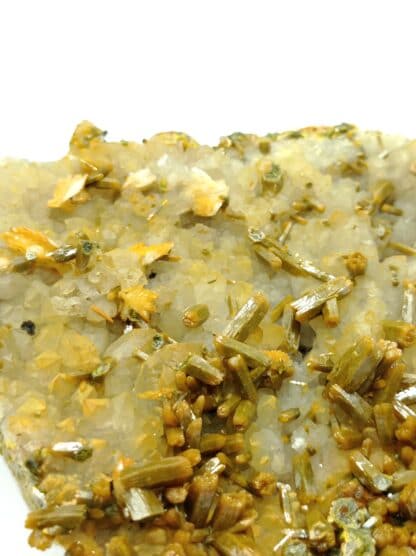 Pyromorphite sur Quartz, Mine des Farges, Ussel, Corrèze, Limousin.