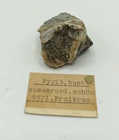 Pyrit (Pyrite) bunt ausserord. Schön, découverte Léo Przibram.