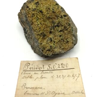 Péridot (Olivine) sur Basalte, Environs de Saint-Agrève, Ardèche.