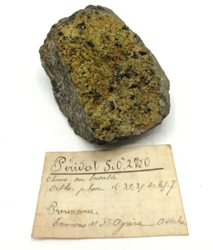 Péridot (Olivine) sur Basalte, Environs de Saint-Agrève, Ardèche.