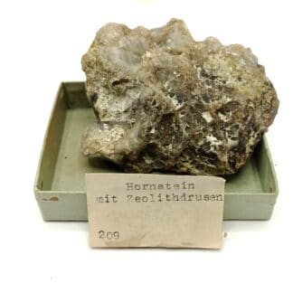 Hornstein mit Zeolithdrusen (Quartz), Ex Collection Musée Bally.