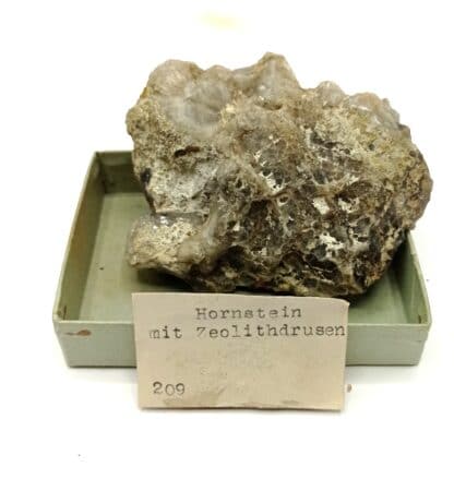 Hornstein mit Zeolithdrusen (Quartz), Ex Collection Musée Bally.