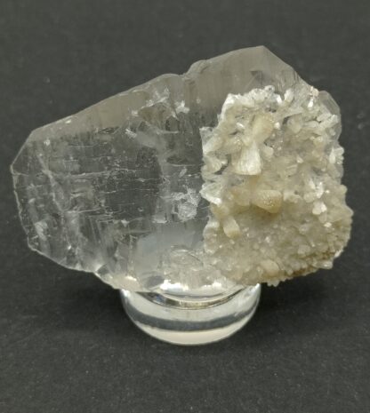 Stilbite sur Quartz, Glacier des Grands, Trient, Valais, Suisse.