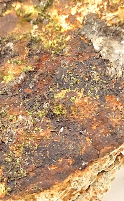 Mimétite, cérusite, mine de Brousse, Puy-de-Dôme.